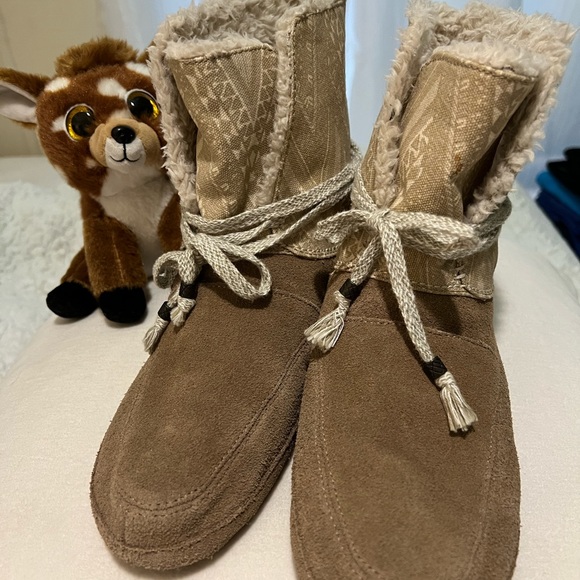 Sanuk booties… - Picture 2 of 4